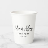 Mr. & Mrs Modern Black White Script Wedding Papieren Bekers (Voorkant)