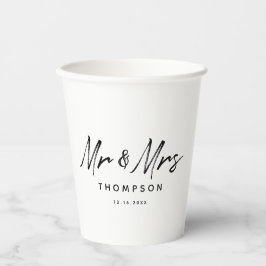Mr. & Mrs Modern Black White Script Wedding Papieren Bekers