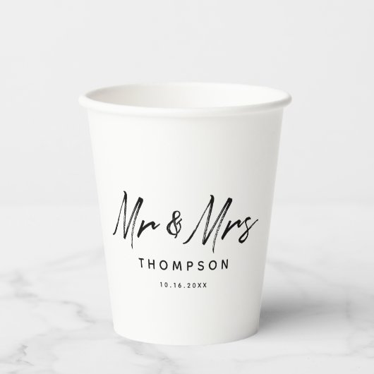 Mr. & Mrs Modern Black White Script Wedding Papieren Bekers (Voorkant)