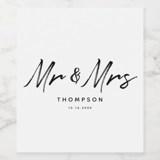 Mr. & Mrs Modern Black White Script Wedding Wijn Etiket (Enkel label)
