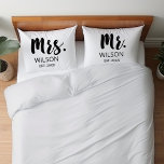 Mr & Mrs Modern Script Bruiloft Jubileum Paar Kussensloop<br><div class="desc">Vier de bruiloft van de mooie bruid en bruidegom met onze Mr & Mrs Modern Script Wedding Jubileum Paar kussen hoesje. Met de "Mrs"-titel in een strak zwart-wit penseelscript lettertype, straalt het elegantie en verfijning uit. Het eenvoudige en minimalistische ontwerp voegt een vleugje moderne charme toe. Of het nu gaat...</div>