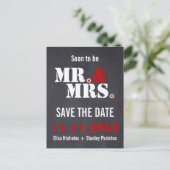 Mr. & Mrs Modern typografie bruiloft Save the Date Aankondigingskaart (Staand voorkant)