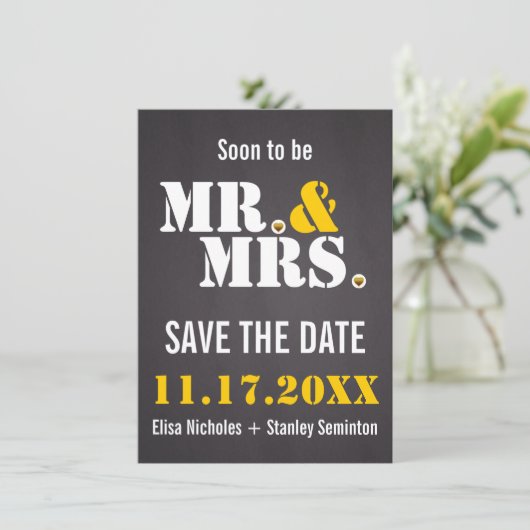 Mr. & Mrs Modern typografie bruiloft Save the Date Kaart (Staand voorkant)