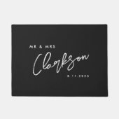 Mr. Mrs Monogram Handgeschreven Script Modern Zwar Deurmat (Voorkant)