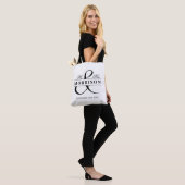 Mr Mrs Monogram Zwart Wit Trouwen Tote Bag (Op model)