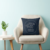 Mr & Mrs (naam, datum) Wedding Navy Silver Hearts Kussen (Stoel)