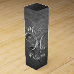 Mr & Mrs newlyweds op zwarte leisteen Wijn Geschenkdoos<br><div class="desc">zwarte leisteenachtergrond met de heer & mevrouw-teken</div>