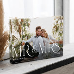 Mr. Mrs. Pas getrouwd Cadeau Modern Paar Foto Keep<br><div class="desc">Minimale en moderne pasgetrouwde paar foto blok. Eenvoudig en modern ontwerp met een volledig fotoontwerp. Pas aan met uw speciale foto,  jaar en naam. "Mr & Mrs" foto overlay in een elegante typografie. Een perfect aandenken voor koppels die hun huwelijk vieren als Mr en Mrs.</div>