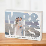 Mr Mrs Pas getrouwd Fotobruiloft Houten Kist Print<br><div class="desc">Unieke en speciale houten kookplaat voor de nieuwpootjes met uw trouwdagfoto in een lijst gevormd door "Mr & Mrs." in een grote gedurfde typografie. Voeg je voornamen en trouwdatum toe in eenvoudige moderne typografie.</div>