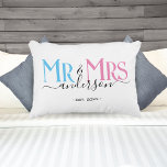 Mr & Mrs Pas getrouwd Paar Bruiloft Jubileum Wit Accent Kussen<br><div class="desc">Vier je heilige huwelijk met deze schattige Mr en Mrs bruiloft kussen voor pasgetrouwde koppels. Pas het aan door uw achternaam / achternaam en trouwjubileumdatum toe te voegen. Roze,  blauw en zwart elegant lettertype op wit kussen. Geweldig voor een vrijgezellenfeest of jubileum / huwelijkscadeau voor een man en vrouw.</div>