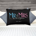 Mr & Mrs Pas getrouwd Paar Bruiloft Jubileum Zwart Accent Kussen<br><div class="desc">Vier je heilige huwelijk met deze schattige Mr en Mrs bruiloft kussen voor pasgetrouwde koppels. Pas het aan door uw achternaam / achternaam en trouwjubileumdatum toe te voegen. Roze,  blauw en wit elegant lettertype op zwart kussen. Geweldig voor een vrijgezellenfeest of jubileum / huwelijkscadeau voor een man en vrouw.</div>