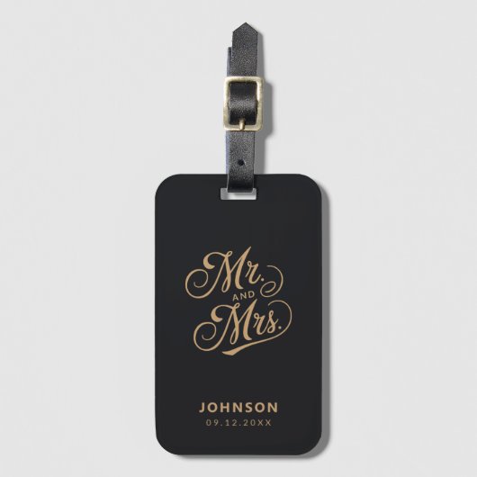Mr & Mrs Passen getrouwd Gold Script Black Wedding Bagagelabel (Voorkant (verticaal))