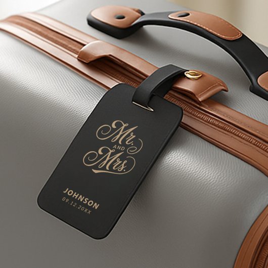 Mr & Mrs Passen getrouwd Gold Script Black Wedding Bagagelabel