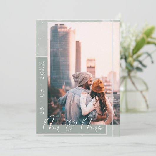 Mr & Mrs Sage Green White Script Foto Save The Date (Staand voorkant)