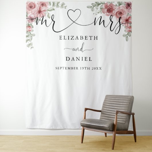 Mr. Mrs. Script Floral Wedding Photo Booth Achterg Wandkleed (In situ)