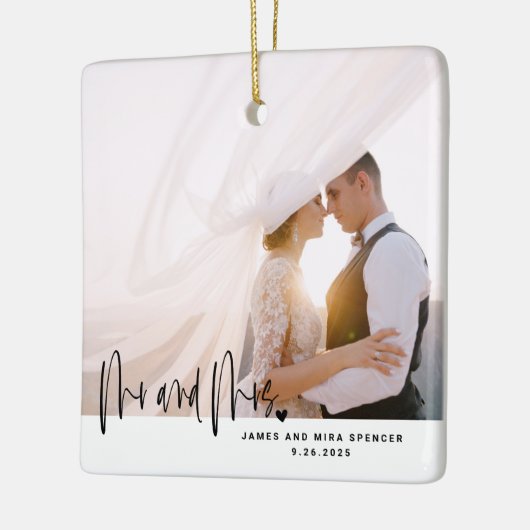 Mr & Mrs Script Hart Modern Wedding Bliss Foto Keramisch Ornament (Links)