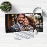 Mr. Mrs Script Hartpijlen Pas getrouwd Bureaumat<br><div class="desc">Mr. Mrs Script Typografie Pas getrouwd Muismat Desk Mat met onze leuke typografie van Mr. en Mrs. met harten en pijlen. Voeg je aangepaste tekst toe voor een leuk gepersonaliseerd ontwerp! Neem contact met ons op via cedarandstring@gmail.com als u hulp nodig hebt bij het ontwerp of de bijbehorende producten.</div>