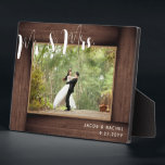 Mr & Mrs Script Rustiek Huwelijksfoto Lijst Fotoplaat<br><div class="desc">Dit ontwerp is voorzien van een faux rustieke houten "lijst" en moderne scripttekst. Klik op de knop Aanpassen voor meer flexibiliteit bij het wijzigen van de tekst. Variaties van dit ontwerp, verschillende papiersoorten, evenals coördinerende producten zijn beschikbaar in onze winkel, zazzle.com/store/doodlelulu. Neem contact met ons op als u dit ontwerp...</div>