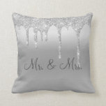 Mr. & Mrs Silver Glitter Wedding Keepomwille Elega Kussen<br><div class="desc">Mooie zilveren satijnachtige glitter "Mr. En Mrs. "Ik hou van je" kussen. Hoe  zou dit zijn op een bed of een jachtlounge in een slaapkamer. De ene kant is voor de nieuwe Mr. en Mrs. De andere kant heeft 'I Love You'-typografie.</div>