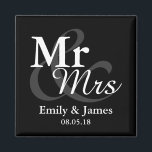 Mr&Mrs Simple Elegant Typography Wedding Favor Magneet<br><div class="desc">Eenvoudige Elegant Typografie Black en white "Mr&Mrs." huwelijksgunst. Klik op de knop Aanpassen om het ontwerp aan te passen door de achtergrondkleur te kiezen die u wilt en zelfs uw eigen tekst toe te voegen. Overeenkomende objecten zijn ook in voorraad.</div>