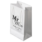 Mr&Mrs Simple Elegant Typography Wedding Klein Cadeauzakje (Voorkant Gekanteld)