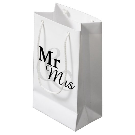 Mr&Mrs Simple Elegant Typography Wedding Klein Cadeauzakje (Voorkant Gekanteld)