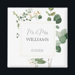 Mr & Mrs Trouw Groen Goud Magnet Cadeau<br><div class="desc">Mooie groene achtergrond met gouden accenten op wit met aangepaste MR&MRS,  ACHTERNAAM,  TROUW DATUM in zwart. Eenvoudig aan te passen tekst,  tekstkleur,  lettertypen. Een leuk trouwfeest cadeau,  Save the Date,  Aandenken voor die speciale dag. Mix en match de hele Elegante Trouw Groene Collectie van TMCdesigns.</div>