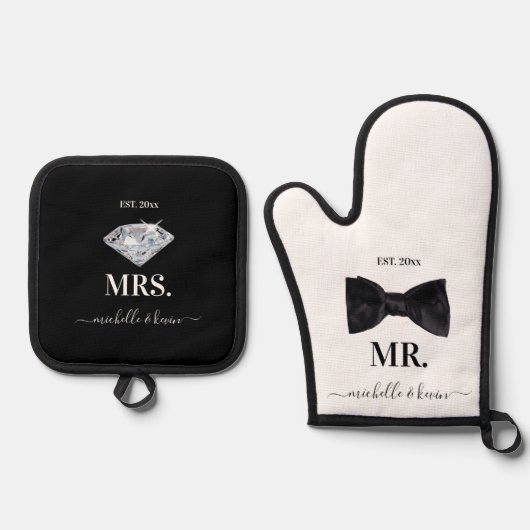 Mr. & Mrs Wedding Black & White Ovenwant & Pannenlap Set (Voorkant)