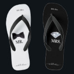 Mr. & Mrs Wedding Black & White Teenslippers<br><div class="desc">Een elegante zwarte en witte bruiloft, het ontwerp dat perfect is voor de nieuwigheden of de bruidsfeesten. De flip flop sandalen zijn in zwart-wit ontworpen met een stijlvol zwart stropdas voor de "Mr." en een prachtige mousserende diamant voor de "Mrs." De vastgestelde datum bevindt zich bovenaan, die kan worden aangepast...</div>