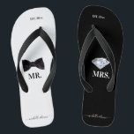 Mr. & Mrs Wedding Black & White Teenslippers<br><div class="desc">Een elegante zwarte en witte bruiloft, het ontwerp dat perfect is voor de nieuwigheden of de bruidsfeesten. De flip flop sandalen zijn in zwart-wit ontworpen met een stijlvol zwart stropdas voor de "Mr." en een prachtige mousserende diamant voor de "Mrs." De vastgestelde datum bevindt zich bovenaan, die kan worden aangepast...</div>