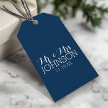 Mr & Mrs Wedding Favor Solid Color Navy Blue Cadeaulabel<br><div class="desc">Een vette kleur met kic doopvonten maakt een verklaringsstuk voor ontvangstgunsten. De punten zijn gemakkelijker om aan te passen wanneer u alle tekst en foto's eerst vervangt. Als je kunst nog moet worden aangepast, klik je op Deze knop aanpassen. Dit zal u naar een ontwerpgebied brengen waar u dingen rond...</div>