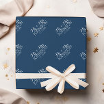 Mr & Mrs Wedding Favor Solid Color Navy Blue Cadeaupapier<br><div class="desc">Een vette kleur met kic doopvonten maakt een verklaringsstuk voor ontvangstgunsten. De punten zijn gemakkelijker om aan te passen wanneer u alle tekst en foto's eerst vervangt. Als je kunst nog moet worden aangepast, klik je op Deze knop aanpassen. Dit zal u naar een ontwerpgebied brengen waar u dingen rond...</div>