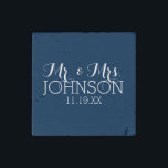Mr & Mrs Wedding Favor Solid Color Navy Blue Stenen Magneet<br><div class="desc">Een vette kleur met kic doopvonten maakt een verklaringsstuk voor ontvangstgunsten. De punten zijn gemakkelijker om aan te passen wanneer u alle tekst en foto's eerst vervangt. Als je kunst nog moet worden aangepast, klik je op Deze knop aanpassen. Dit zal u naar een ontwerpgebied brengen waar u dingen rond...</div>