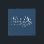 Mr & Mrs Wedding Favor Solid Color Navy Blue Stenen Magneet<br><div class="desc">Een vette kleur met kic doopvonten maakt een verklaringsstuk voor ontvangstgunsten. De punten zijn gemakkelijker om aan te passen wanneer u alle tekst en foto's eerst vervangt. Als je kunst nog moet worden aangepast, klik je op Deze knop aanpassen. Dit zal u naar een ontwerpgebied brengen waar u dingen rond...</div>