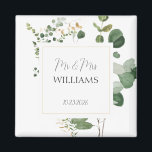 Mr & Mrs Wedding Greenery Gold Magnet Favor<br><div class="desc">Mooie Greenery achtergrond met gouden accenten op wit met aangepaste MR&MRS, LAATSTE NAAM, WEDDING DATE in het zwart. Eenvoudig aan te passen tekst, tekstkleur, lettertypen. Een mooi huwelijksfeest, sparen de datum, Keepslag voor die speciale dag. Meng en pas volledig Elegant Collectie van de Groene Weddenschap van de Weddenschap door TMCdesigns...</div>