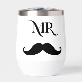 Mr. Mustache wijnglas voor hem