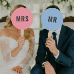 Mr of Mrs.? | Bride Groom Pink Blue Weddenschap Handwaaier<br><div class="desc">Speel een leuk spelletje van Mr of Mrs? met deze pastel roze en blauwe spelpeddels! Eindeloos plezier voor bruiloftsfeesten, vrijgezellenfeesten, verlovingsfeesten, vrijgezellenfeesten of een leuke manier om de schoonfamilie jou beter te leren kennen! Vraag een vriend om een aantal gênante verhalen, gekke geheimen en dagelijkse feiten over het paar te...</div>