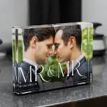 Mr. Pas getrouwd Cadeau Modern Paar Foto Aandenken<br><div class="desc">Minimale en moderne pasgetrouwde paar foto blok. Eenvoudig en modern ontwerp met een volledig fotoontwerp. Pas aan met uw speciale foto,  jaar en naam. "Mr & Mr" foto overlay in een elegante typografie. Een perfect aandenken voor koppels die hun huwelijk vieren als Mr en Mr.</div>