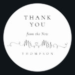 Mr. Rings Heart Script Wedding Dank u Ronde Sticker<br><div class="desc">Dank u wel,  mevrouw Rings Heart Script Wedding. Een artsy geplaatst manuscript voor Mr en Mrs. met ring en hartmotieven die het met elkaar verbinden en de rest van de tekst kunt u gemakkelijk personaliseren. U kunt tekst en achtergrondkleuren ook veranderen als u via de Customize Verdere optie wenst.</div>