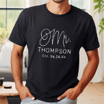 Mr White Modern Script Custom Wedding T-shirt<br><div class="desc">Modern en casual chique witte kalligrafie script "Mr." mannen bruiloft shirt heeft aangepaste tekst die kan worden gepersonaliseerd met de achternaam van de bruidegom en trouwdatum / datum vastgesteld. Perfect voor de nieuwe vrouw om te draag op de huwelijksreis en daarbuiten! Bezoek onze winkel voor de bijpassende Mrs shirt.</div>