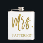 Mrs. achternaam fles met goudfolie typografie heupfles<br><div class="desc">Mrs. achternaam witte fles met goudfolie typografie. De Mrs. Last Name kolf maakt een perfect vrijgezellenfeest of huwelijksreis cadeau voor de bruid en komt overeen met de Mr. Silver kolf voor de man.</div>