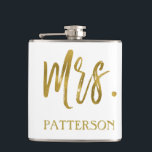 Mrs. achternaam fles met goudfolie typografie heupfles<br><div class="desc">Mrs. achternaam witte fles met goudfolie typografie. De Mrs. Last Name kolf maakt een perfect vrijgezellenfeest of huwelijksreis cadeau voor de bruid en komt overeen met de Mr. Silver kolf voor de man.</div>