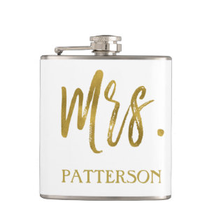 Mrs. achternaam fles met goudfolie typografie heupfles