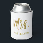 Mrs Achternaam Goudfolie Koelbox Blikjeskoeler<br><div class="desc">Mrs. Achternaam Goudfolie Koelbox voor Bruiloft Feest Celebration of Huwelijksreis. De Mrs Gold foil koelbox kan worden gekoppeld aan de Mr Silver Foil Koelbox.</div>