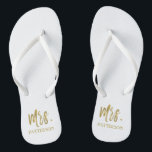 Mrs Achternaam Teenslippers met goudfolie<br><div class="desc">Mrs. Last Name Teenslippers met goudfolie typografie. De teenslippers kunnen worden gecombineerd met Mr. Silver Teenslippers.</div>