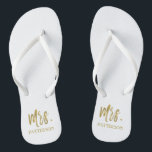 Mrs Achternaam Teenslippers met goudfolie<br><div class="desc">Mrs. Last Name Teenslippers met goudfolie typografie. De teenslippers kunnen worden gecombineerd met Mr. Silver Teenslippers.</div>