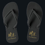Mrs Achternaam Teenslippers met goudfolie<br><div class="desc">Mrs. Last Name Teenslippers met goudfolie typografie. De teenslippers kunnen worden gecombineerd met Mr. Silver Teenslippers.</div>
