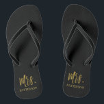 Mrs Achternaam Teenslippers met goudfolie<br><div class="desc">Mrs. Last Name Teenslippers met goudfolie typografie. De teenslippers kunnen worden gecombineerd met Mr. Silver Teenslippers.</div>