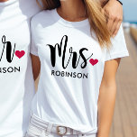 Mrs Black Modern Script Custom Wedding Monogram T-shirt<br><div class="desc">Aangepaste Mrs shirt ontwerp met modern stijlvol script en rood hart accent kan worden gepersonaliseerd met de achternaam van de bruid. Maakt een geweldig huwelijksgeschenk voor de huwelijksreis!</div>