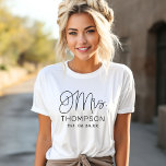 Mrs Black Modern Script Custom Wedding Pas getrouw<br><div class="desc">Modern en casual chic zwart kalligrafie script "Mrs" vrouwen bruiloft T T shirt beschikt over aangepaste tekst die kan worden gepersonaliseerd met de nieuwe getrouwde achternaam van de bruid en trouwdatum / datum vastgesteld. Perfect voor de nieuwe vrouw om te draag op de huwelijksreis en daarbuiten!</div>